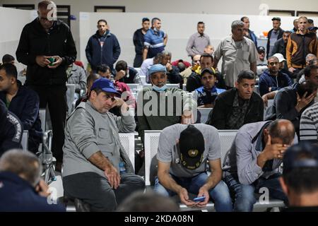 Les travailleurs palestiniens attendent au passage d'Erez alors qu'ils se préparent à quitter Beit Hanun, dans le nord de la bande de Gaza, pour aller travailler à l'intérieur d'Israël, sur 15 mai 2022. - Israël a rouvert sa seule traversée de Gaza pour les travailleurs dix jours après sa fermeture. (Photo de Majdi Fathi/NurPhoto) Banque D'Images