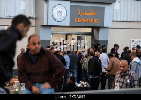 Les travailleurs palestiniens attendent au passage d'Erez alors qu'ils se préparent à quitter Beit Hanun, dans le nord de la bande de Gaza, pour aller travailler à l'intérieur d'Israël, sur 15 mai 2022. - Israël a rouvert sa seule traversée de Gaza pour les travailleurs dix jours après sa fermeture. (Photo de Majdi Fathi/NurPhoto) Banque D'Images