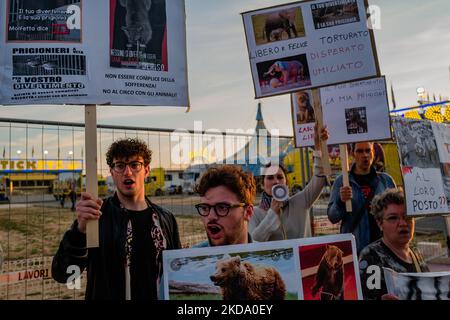 Des volontaires montrent des signes lors de la manifestation contre l'exploitation des animaux dans le cirque Orfei de Molfetta sur 14 mai 2022. Sit-in protestation contre l'exploitation des animaux dans les spectacles de divertissement, près de la zone de peuplement de ??le cirque Orfei, actuellement présent dans la ville de Molfetta. La garnison a impliqué un groupe de citoyens de Molfetta, dirigé par les volontaires de l'association des droits des animaux 'Lo Stregatto - Molfetta'(photo de Davide Pischettola/NurPhoto) Banque D'Images