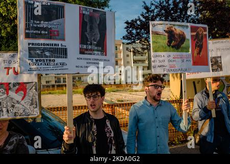 Des volontaires montrent des signes lors de la manifestation contre l'exploitation des animaux dans le cirque Orfei de Molfetta sur 14 mai 2022. Sit-in protestation contre l'exploitation des animaux dans les spectacles de divertissement, près de la zone de peuplement de ??le cirque Orfei, actuellement présent dans la ville de Molfetta. La garnison a impliqué un groupe de citoyens de Molfetta, dirigé par les volontaires de l'association des droits des animaux 'Lo Stregatto - Molfetta'(photo de Davide Pischettola/NurPhoto) Banque D'Images