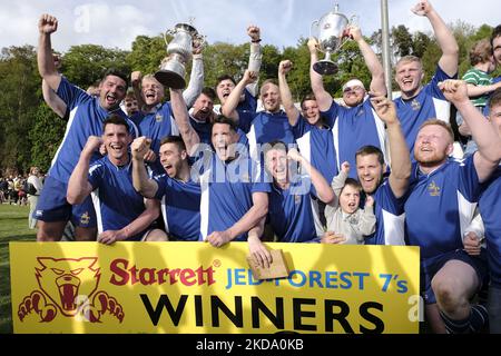 Jedburgh, samedi 14 mai 2022. The Starrett JedForest Sevens, le jeu 119th du tournoi, final - Jedforest vs Edinburgh Accies. Photo de l'équipe Jedforest 28 - Edin Acchies 5 Jedforest remporte le tournoi et remporte le trophée des rois de la série 7s. (Photo de Rob Gray/NurPhoto) Banque D'Images