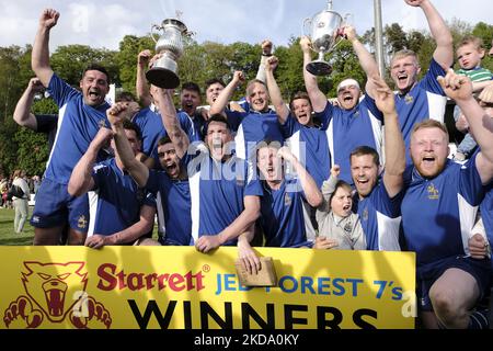 Jedburgh, samedi 14 mai 2022. The Starrett JedForest Sevens, le jeu 119th du tournoi, final - Jedforest vs Edinburgh Accies. Photo de l'équipe Jedforest 28 - Edin Acchies 5 Jedforest remporte le tournoi et remporte le trophée des rois de la série 7s. (Photo de Rob Gray/NurPhoto) Banque D'Images