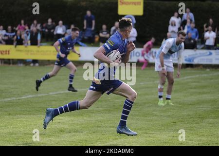 Jedburgh, samedi 14 mai 2022. The Starrett JedForest Sevens, le jeu 119th du tournoi, final - Jedforest vs Edinburgh Accies. Lewis Young, sur un sprint de marque pour la ligne d'essai, bat la défense d'Edin Acchies alors qu'ils sont encore dans Jedforest 28 - Edin Acchies 5 Jedforest gagne le tournoi ainsi que la levée du trophée des rois de la série 7s. (Photo de Rob Gray/NurPhoto) Banque D'Images