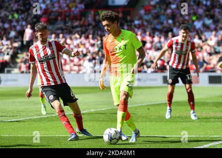 Brennan Johnson de la forêt de Nottingham sous la pression de Chris Basham de Sheffield United pendant le championnat de Sky Bet demi-finale 1st jambe entre Sheffield United et la forêt de Nottingham à Bramall Lane, Sheffield, le samedi 14th mai 2022. (Photo de Jon Hobley/MI News/NurPhoto) Banque D'Images