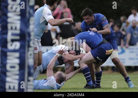 Jedburgh, samedi 14 mai 2022. The Starrett JedForest Sevens, le jeu 119th du tournoi, final - Jedforest vs Edinburgh Accies. Le joueur de Jed, Rory Marshall unseen with ball, soutenu par Dom Buckley ressent la force de la défense d'Acchies dans une finale passionnante Jedforest 28 - Edin Acchies 5 Jedforest gagne le tournoi ainsi que la levée des rois de la série 7s trophée. (Photo de Rob Gray/NurPhoto) Banque D'Images