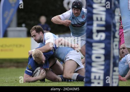 Jedburgh, samedi 14 mai 2022. The Starrett JedForest Sevens, le jeu 119th du tournoi, final - Jedforest vs Edinburgh Accies. Le joueur de Jed, Rory Marshall avec son ballon, ressent la force de la défense d'Acchies dans une finale passionnante Jedforest 28 - Edin Acchies 5 Jedforest gagne le tournoi et remporta le trophée des rois de la série 7s. (Photo de Rob Gray/NurPhoto) Banque D'Images