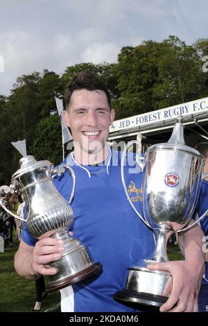 Jedburgh, samedi 14 mai 2022. The Starrett JedForest Sevens, le jeu 119th du tournoi, final - Jedforest vs Edinburgh Accies. Jedforest Captain, Gregor Young, avec les rois des 7s (À GAUCHE) et le Trophée du Tournoi (À DROITE) Jedforest 28 - Edin Acchies 5 Jedforest remporte le tournoi ainsi que la levée du trophée des rois des 7s séries. (Photo de Rob Gray/NurPhoto) Banque D'Images