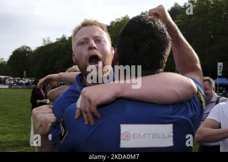 Jedburgh, samedi 14 mai 2022. The Starrett JedForest Sevens, le jeu 119th du tournoi, final - Jedforest vs Edinburgh Accies. Rory Marshall célèbre la victoire avec l'invisible Dom Buckley Jedforest 28 - Edin Acchies 5 Jedforest gagner le tournoi ainsi que la levée des rois de la série 7s trophée. (Photo de Rob Gray/NurPhoto) Banque D'Images