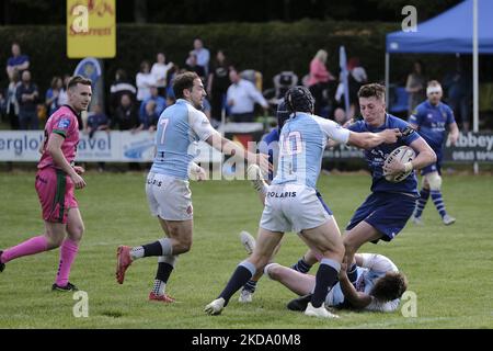 Jedburgh, samedi 14 mai 2022. The Starrett JedForest Sevens, le jeu 119th du tournoi, final - Jedforest vs Edinburgh Accies. Joueur du tournoi, JedForest RFC, Lewis Walker, avec le ballon, ressent la force de la défense d'Acchies dans une finale passionnante Jedforest 28 - Edin Acchies 5 Jedforest gagner le tournoi ainsi que la levée du trophée des rois de la série 7s. (Photo de Rob Gray/NurPhoto) Banque D'Images