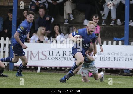 Jedburgh, samedi 14 mai 2022. The Starrett JedForest Sevens, le jeu 119th du tournoi, final - Jedforest vs Edinburgh Accies. Le joueur de Jed, Rory Marshall avec son ballon, ressent la force de la défense d'Acchies dans une finale passionnante Jedforest 28 - Edin Acchies 5 Jedforest gagne le tournoi et remporta le trophée des rois de la série 7s. (Photo de Rob Gray/NurPhoto) Banque D'Images