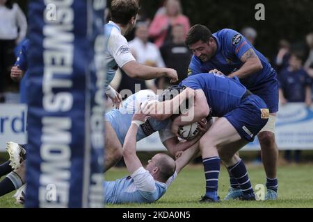 Jedburgh, samedi 14 mai 2022. The Starrett JedForest Sevens, le jeu 119th du tournoi, final - Jedforest vs Edinburgh Accies. Le joueur de Jed, Rory Marshall unseen with ball, soutenu par Dom Buckley ressent la force de la défense d'Acchies dans une finale passionnante Jedforest 28 - Edin Acchies 5 Jedforest gagne le tournoi ainsi que la levée des rois de la série 7s trophée. (Photo de Rob Gray/NurPhoto) Banque D'Images