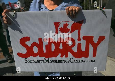 Un manifestant détient un écriteau « mouvement de solidarité de Canada.com ». Les gens se rassemblent pour protester contre les mandats de la COVID-19 lors de la manifestation du convoi de l'Alberta Wide Freedom - No More mandates (pas plus de mandats) devant l'Assemblée législative de l'Alberta à Edmonton. Samedi, 14 mai 2022, à Edmonton, en Alberta, Canada. (Photo par Artur Widak/NurPhoto) Banque D'Images