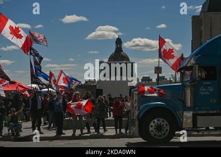 Les gens se rassemblent pour protester contre les mandats de la COVID-19 lors de la manifestation du convoi de l'Alberta Wide Freedom - No More mandates (pas plus de mandats) devant l'Assemblée législative de l'Alberta à Edmonton. Samedi, 14 mai 2022, à Edmonton, en Alberta, Canada. (Photo par Artur Widak/NurPhoto) Banque D'Images