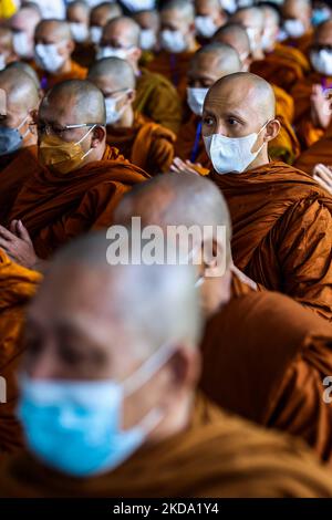 Les moines bouddhistes proposent des prières lors de la cérémonie de l'eau sainte dans le cadre des célébrations de la fête du Vesak à 15 mai 2022, à Temanggung, dans le centre de Java, en Indonésie. En Indonésie, les bouddhistes ont célébré lundi le Vesak Day pour honorer la naissance, l'illumination et la mort de Bouddha il y a plus de 2 000 ans. (Photo de Garry Lotulung/NurPhoto) Banque D'Images