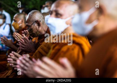 Les moines bouddhistes proposent des prières lors de la cérémonie de l'eau sainte dans le cadre des célébrations de la fête du Vesak à 15 mai 2022, à Temanggung, dans le centre de Java, en Indonésie. En Indonésie, les bouddhistes ont célébré lundi le Vesak Day pour honorer la naissance, l'illumination et la mort de Bouddha il y a plus de 2 000 ans. (Photo de Garry Lotulung/NurPhoto) Banque D'Images