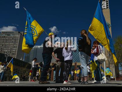 Les manifestants arrivent sur la place Churchill avant la manifestation. Des membres de la diaspora ukrainienne locale, des militants pour la paix et des partisans ont participé à « l'Alberta se tient avec l'Ukraine ! » - Une manifestation organisée par la section d'Edmonton du Congrès canadien ukrainien devant l'hôtel de ville d'Edmonton. La manifestation a été organisée dans le cadre de la journée nationale d'action pour condamner l'invasion de l'Ukraine et le génocide par la Russie. Dimanche, 15 mai 2022, à Edmonton, en Alberta, Canada. (Photo par Artur Widak/NurPhoto) Banque D'Images