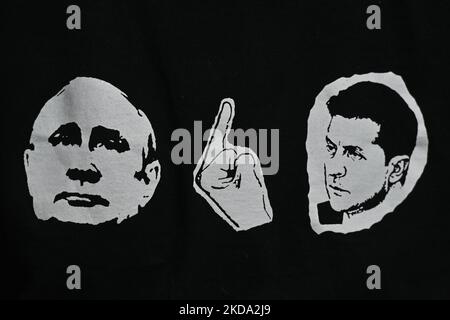 Un t-shirt avec des images du président russe Vladimir Poutine et du président ukrainien Volodymyr Zelenskiy. Des membres de la diaspora ukrainienne locale, des militants pour la paix et des partisans ont participé à « l'Alberta se tient avec l'Ukraine ! » - Une manifestation organisée par la section d'Edmonton du Congrès canadien ukrainien devant l'hôtel de ville d'Edmonton. La manifestation a été organisée dans le cadre de la journée nationale d'action pour condamner l'invasion de l'Ukraine et le génocide par la Russie. Dimanche, 15 mai 2022, à Edmonton, en Alberta, Canada. (Photo par Artur Widak/NurPhoto) Banque D'Images