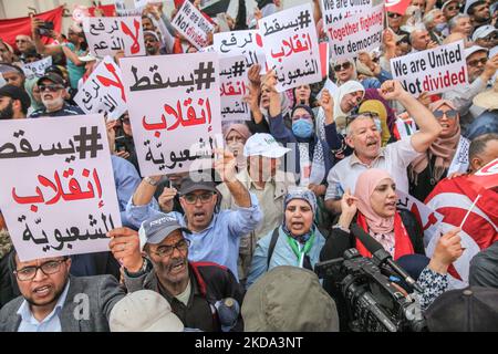 Les manifestants brandissent des slogans alors qu'ils élèvent des pancartes qui lisaient, à la suite du coup d'Etat du populisme lors d'une manifestation organisée par les partisans du mouvement citoyens contre le coup d'Etat - l'Initiative démocratique, le Front national du Salut et le parti islamiste Ennahda, sur l'avenue Habib Bourguiba à Tunis, en Tunisie, Sur 15 mai 2022 pour protester contre le président tunisien Kais Saied et ses mesures exceptionnelles qu'il a prises depuis juillet 2021. Les manifestants ont appelé à la destitution du président Kais Saied et à la chute de ce qu'ils ont appelé le régime dictatorial et ont exigé le retour des institutions démocratiques Banque D'Images