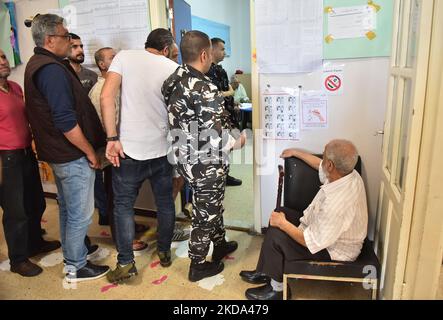 Les citoyens arrivent pour voter à un bureau de vote lors des élections générales à Beyrouth, au Liban, sur 15 mai 2022. (Photo par Fadel Itani/NurPhoto) Banque D'Images