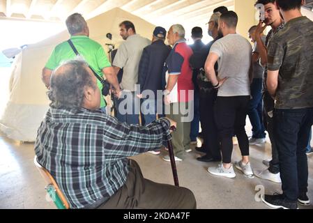 Les citoyens arrivent pour voter à un bureau de vote lors des élections générales à Beyrouth, au Liban, sur 15 mai 2022. (Photo par Fadel Itani/NurPhoto) Banque D'Images