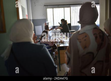 Les citoyens arrivent pour voter à un bureau de vote lors des élections générales à Beyrouth, au Liban, sur 15 mai 2022. (Photo par Fadel Itani/NurPhoto) Banque D'Images