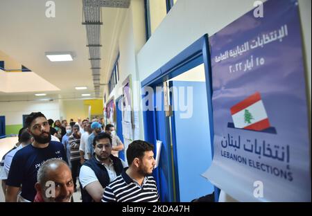 Les citoyens arrivent pour voter à un bureau de vote lors des élections générales à Beyrouth, au Liban, sur 15 mai 2022. (Photo par Fadel Itani/NurPhoto) Banque D'Images