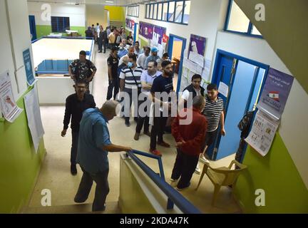 Les citoyens arrivent pour voter à un bureau de vote lors des élections générales à Beyrouth, au Liban, sur 15 mai 2022. (Photo par Fadel Itani/NurPhoto) Banque D'Images