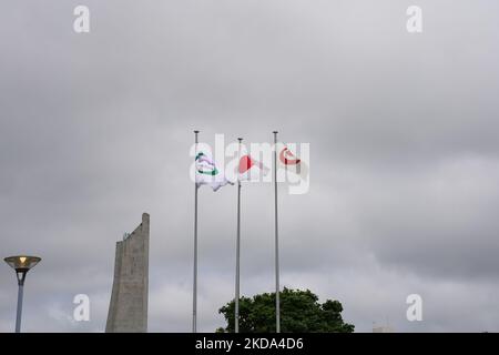 Les drapeaux du Japon et de la Préfecture d’Okinawa se délitent lors de la cérémonie du 50th anniversaire de la Révésion d’Okinawa qui se tient au Centre des congrès d’Okinawa à Ginowan, célébrant le retour d’Okinawa dans la gouvernance japonaise en 1972 après le contrôle américain d’après-guerre, sur 15 mai 2022 à Okinawa, au Japon. Okinawa représente 0,6 % de la superficie totale du Japon et abrite environ 70 % des bases militaires américaines au Japon. (Photo de Jinhee Lee/NurPhoto) Banque D'Images