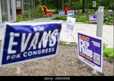 Un jour avant la campagne des élections primaires chante affiché à l'extérieur d'un bureau de vote informer les électeurs dans le quartier de Mount Airy dans la section nord-ouest de Philadelphie, Pennsylvanie, États-Unis sur 16 mai 2022. (Photo de Bastiaan Slabbers/NurPhoto) Banque D'Images