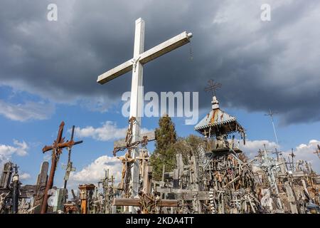 Vue rapprochée de la colline des croix près de Siauliai, dans le nord de la Lituanie le 6 mai 2022 la colline des croix est un site majeur de pèlerinage catholique en Lituanie. Le nombre exact de croix est inconnu, mais les estimations le placent à environ 200k. On croit que les premières croix ont été placées sur la colline après le soulèvement de 1831. (Photo de Michal Fludra/NurPhoto) Banque D'Images