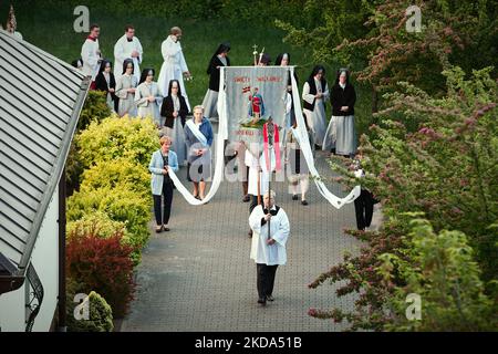 Les membres d'une paroisse locale de Varsovie, en Pologne, prennent part à une procession pour commémorer la mort du Saint patron de Pologne Andrzej Bobola le 16 mai 2022. (Photo par STR/NurPhoto) Banque D'Images