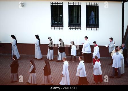 Les membres d'une paroisse locale de Varsovie, en Pologne, prennent part à une procession pour commémorer la mort du Saint patron de Pologne Andrzej Bobola le 16 mai 2022. (Photo par STR/NurPhoto) Banque D'Images