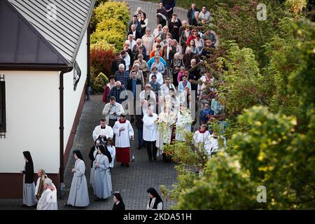 Les membres d'une paroisse locale de Varsovie, en Pologne, prennent part à une procession pour commémorer la mort du Saint patron de Pologne Andrzej Bobola le 16 mai 2022. (Photo par STR/NurPhoto) Banque D'Images