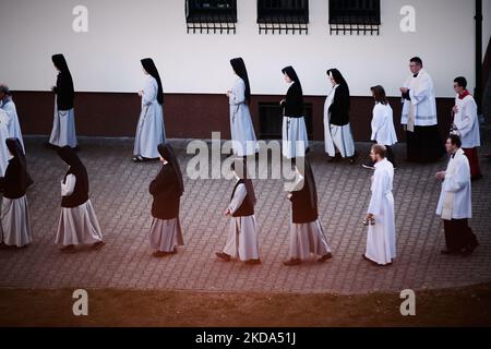 Les membres d'une paroisse locale de Varsovie, en Pologne, prennent part à une procession pour commémorer la mort du Saint patron de Pologne Andrzej Bobola le 16 mai 2022. (Photo par STR/NurPhoto) Banque D'Images