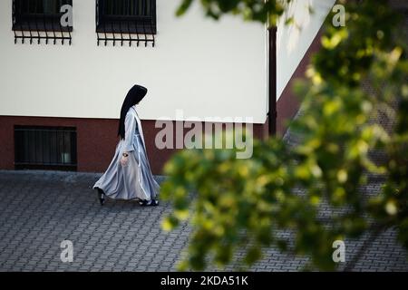 Les membres d'une paroisse locale de Varsovie, en Pologne, prennent part à une procession pour commémorer la mort du Saint patron de Pologne Andrzej Bobola le 16 mai 2022. (Photo par STR/NurPhoto) Banque D'Images