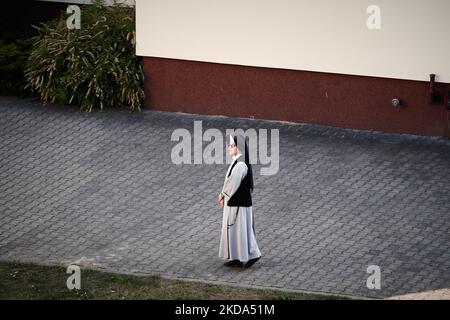 Les membres d'une paroisse locale de Varsovie, en Pologne, prennent part à une procession pour commémorer la mort du Saint patron de Pologne Andrzej Bobola le 16 mai 2022. (Photo par STR/NurPhoto) Banque D'Images