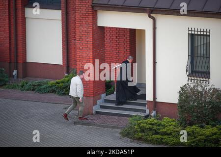 Les membres d'une paroisse locale de Varsovie, en Pologne, prennent part à une procession pour commémorer la mort du Saint patron de Pologne Andrzej Bobola le 16 mai 2022. (Photo par STR/NurPhoto) Banque D'Images