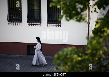 Les membres d'une paroisse locale de Varsovie, en Pologne, prennent part à une procession pour commémorer la mort du Saint patron de Pologne Andrzej Bobola le 16 mai 2022. (Photo par STR/NurPhoto) Banque D'Images