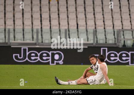Paulo Dybala de Juventus FC et Dusan Vlahovic de Juventus FC parlent après le match de football Serie A entre Juventus FC et SS Lazio au stade Allianz, le 17 mai 2022 à Turin, Italie (photo par Alberto Gandolfo/NurPhoto) Banque D'Images