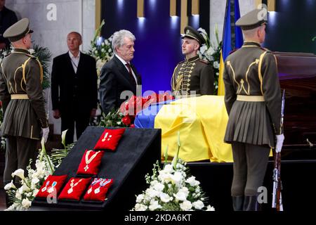 L'ancien président de l'Ukraine Viktor Iouchtchenko dépose des fleurs près du cercueil avec le corps de Leonid Kravchuk à Kiev, en Ukraine, au 17 mai 2022. Des dizaines de politiciens, d'artistes, de scientifiques et de citoyens moyens assistent à la cérémonie d'adieu après le premier président de l'Ukraine indépendante, Leonid Kravchuk, qui est mort à Munich, en Allemagne, 10 mai 2022. (Photo par Sergii Kharchenko/NurPhoto) Banque D'Images