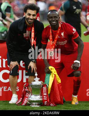 L-R Mohamed Salah de Liverpool et Sadio Mane de Liverpool avec la FA Cup après leurs côtés 6-5 tir de pénalité après un tirage de 0-0 en temps normal FA Cup final entre Chelsea et Liverpool au stade Wembley, Londres, Royaume-Uni 14th mai 2022 (photo par action Foto Sport/NurPhoto) Banque D'Images