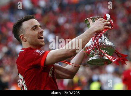 Diogo Jota de Liverpool tient la coupe FA après leurs côtés 6-5 tir de pénalité après un tirage de 0-0 en temps normal coupe FA finale entre Chelsea et Liverpool au stade Wembley , Londres, Royaume-Uni 14th mai 2022 (photo par action Foto Sport/NurPhoto) Banque D'Images