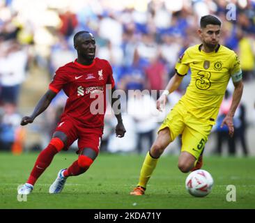 De gauche à droite, Naby Keita de Liverpool et Jorginho de Chelsea lors de la finale de la coupe FA entre Chelsea et Liverpool au stade Wembley, Londres, Royaume-Uni 14th mai 2022 (photo par action Foto Sport/NurPhoto) Banque D'Images