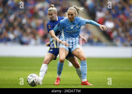 LONDRES, ANGLETERRE - MAI 15:L-R Chelsea Women Bethany England et Alex Greenwood de Manchester City WFC lors de la coupe féminine FA entre Chelsea Women et Manchester City Women au stade Wembley , Londres, Royaume-Uni 15th Mai 2022 (photo par action Foto Sport/NurPhoto) Banque D'Images