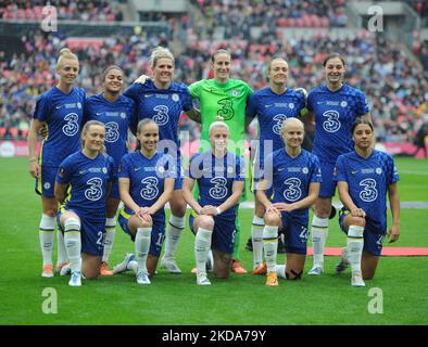 LONDRES, ANGLETERRE - 15 MAI : groupe d'équipe de Chelsea rangée arrière l-r. Sophie Gingle, Jess carter, Millie Bright, Ann - Katrin Berger, Magdalena Eriksson, Aniek Nouwen. Front : Erin Cuthbert, Guro Reiten, Bethany England, Pernille Harder, Sam Kerr. Avant le coup d'envoi de la finale de la coupe féminine FA entre Chelsea Women et Manchester City Women au stade Wembley, Londres, Royaume-Uni 15th mai 2022 (photo par action Foto Sport/NurPhoto) Banque D'Images