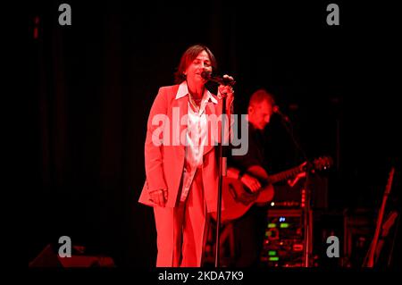 Gianna Nannini chantant sur scène pendant le concert de musique de la chanteuse italienne Gianna Nannini - en tournée teatro 2022 sur 13 mai 2022 au Théâtre Arcompoldi de Milan, Italie (photo par Samantha Palazzini/LiveMedia/NurPhoto) Banque D'Images