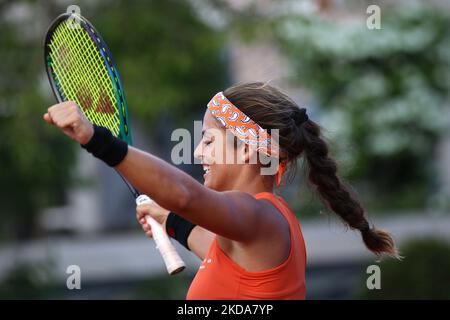 Victoria JIMENEZ KASINTSEVA (ET) lors de son match contre Carolina ALVES (BRA) lors du jour de qualification 2 de Roland Garros sur 17 mai 2022 à Paris, France (photo par Ibrahim Ezzat/NurPhoto) Banque D'Images