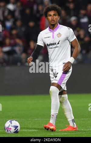 Salerno, Italie. 05th novembre 2022. Emanuel Aiwu des Etats-Unis Cremonese en action pendant la série Un match entre les Etats-Unis Salernitana 1919 contre les Etats-Unis Cremonese au Stadio Arechi (photo par Agostino Gemito/Pacific Press) Credit: Pacific Press Media production Corp./Alay Live News Banque D'Images