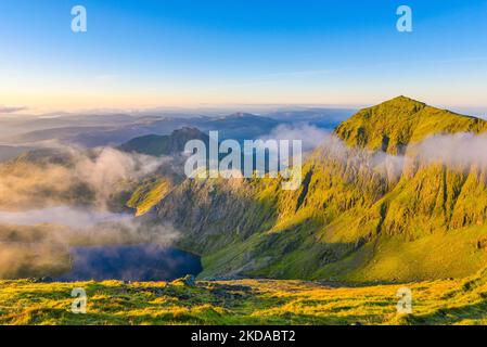 Vue imprenable sur le lever du soleil au sommet de Snowdon, parc national de Snowdonia. Belle matinée d'été dans le nord du pays de Galles, sommet de Snowdon entouré de brume. Banque D'Images