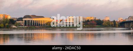 Ottawa (Ontario) - 21 octobre 2022 : vue de l'autre côté de la rivière des Outaouais vers le Musée canadien d'histoire au lever du soleil. Banque D'Images